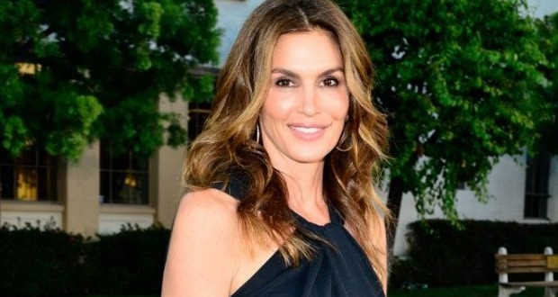 Cindy Crawford : Unretouched photo of model circulates online