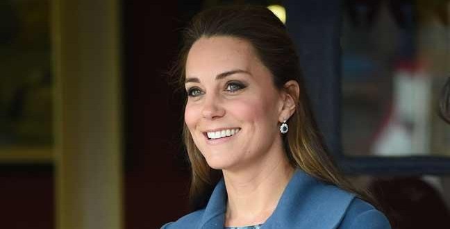 Duchess Kate chooses blue for pottery factory visit (Video)