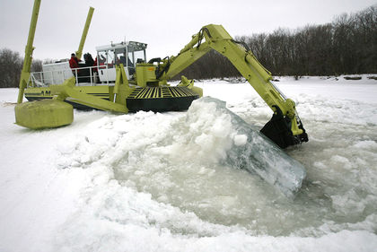 Ice-breakers start working on Red River north of Selkirk