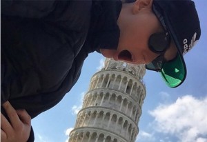 Katy Perry appears to simulate sex act to Tower of Pisa in taly (Photo)