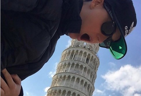 Katy Perry appears to simulate sex act to Tower of Pisa in taly (Photo)