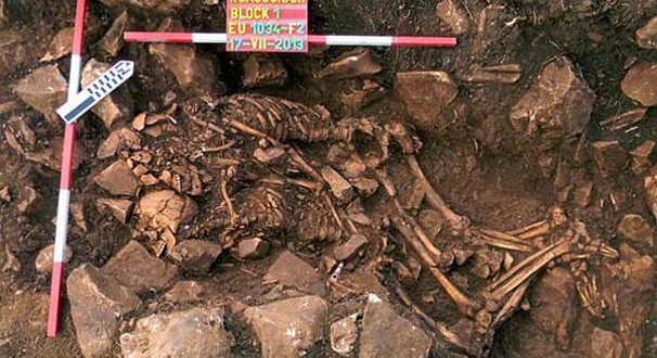 Skeletons found of couple in 5,800-year embrace (Photo)