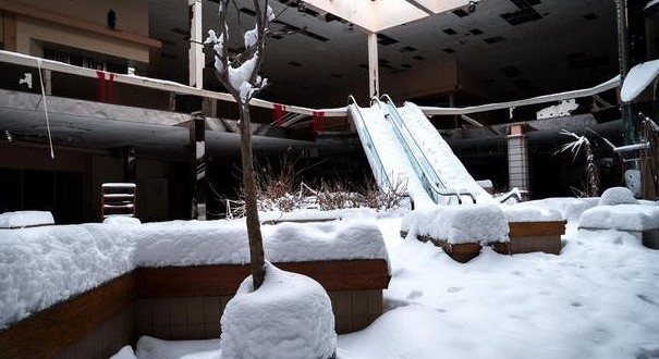 Snowy scene takes over Rolling Acres Mall (Photo)