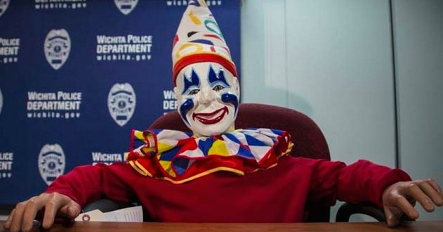 Stolen Clown Joyland : Long-lost Kansas amusement park clown found in sex offender's home