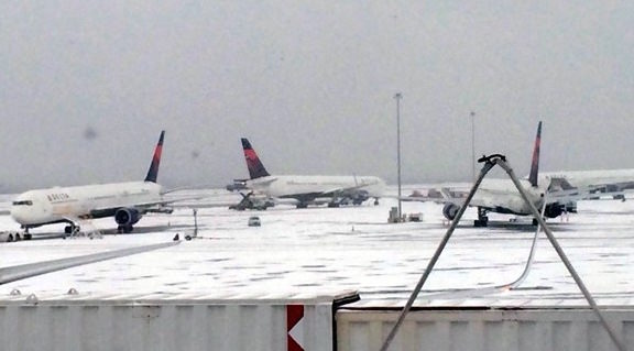 Storm Cancels 2,000 Flights : Blizzard hits central US, heads Northeast, air travel takes a hit