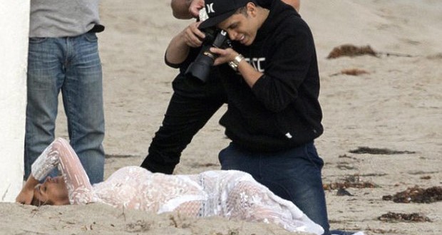 Cindy Crawford Sheer Dress – Photo : Model Bares Her Boobs On The Beach In A Completely Sheer Frock!