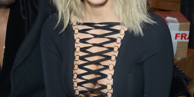 Kim-Kardashian-White-Blonde-Paris-Fashion-Week