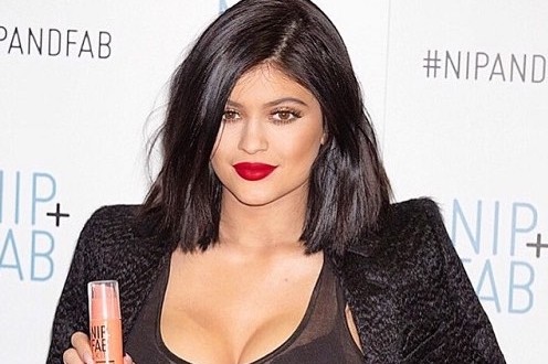 Kylie Jenner Contouring Cleavage – Photo: Reality Star Had a Major Makeup Malfunction