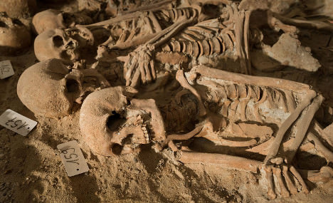 Medieval Skeletons Found In Paris – Photo : 200 bodies found in mass grave beneath Paris supermarket