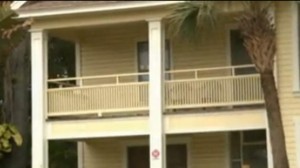 Mom makes Boy jump from window at gunpoint (Video)