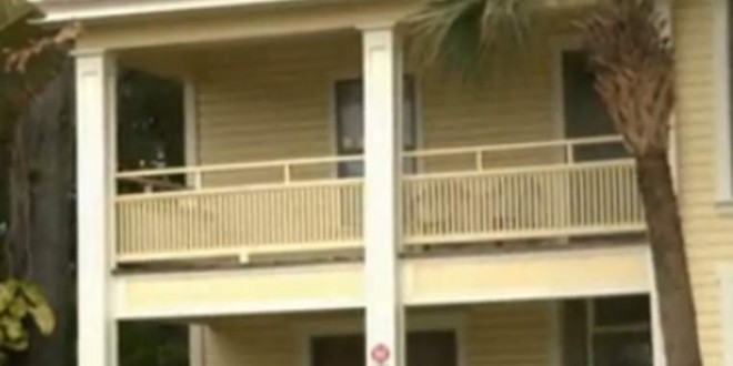 Mom makes Boy jump from window at gunpoint (Video)