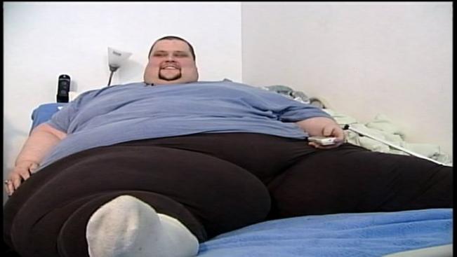 Crane Flatbed Truck Needed To Move 1000 Pound Man Video Canada 