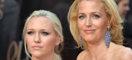 Gillian Anderson Daughter - Video : Actress Has a Stunning Look-Alike in Her 20-Yr-Old Daughter, Piper