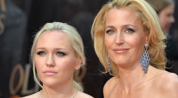 Gillian Anderson Daughter - Video : Actress Has a Stunning Look-Alike in Her 20-Yr-Old Daughter, Piper