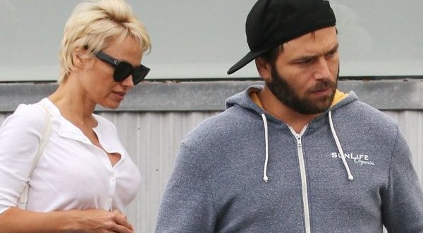 Pamela Anderson Divorce Finalized : Actress 'pockets $1million as her divorce from third husband Rick Salomon