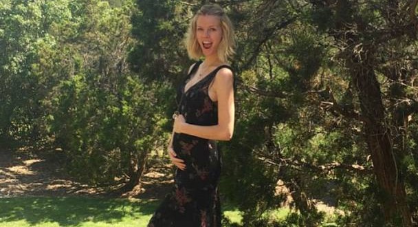 Brooklyn Decker Pregnant : Star Expecting First Child
