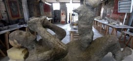 Pompeii : Terrified mother and child's final moments preserved in ash (Photo)