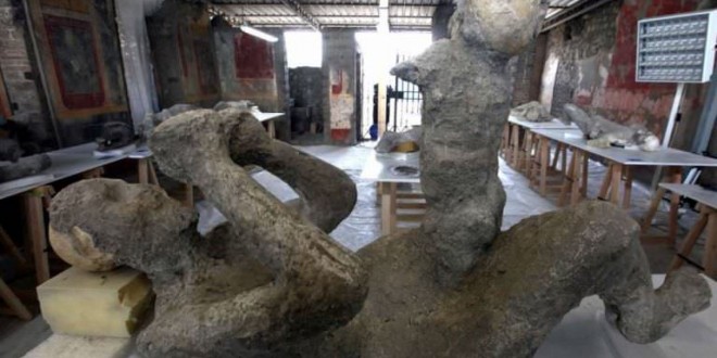 Pompeii : Terrified mother and child's final moments preserved in ash (Photo)