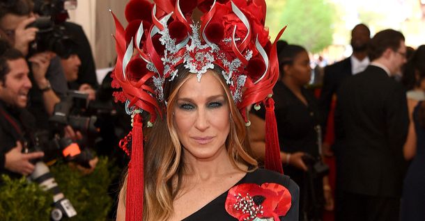 Sarah Jessica Parker’s headpiece : Actress Wears Giant ‘Chinese’ Headpiece at 2015 Met Gala