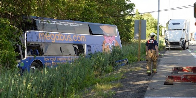 23 injured when a Megabus and truck collide on 401 – OPP (Video)