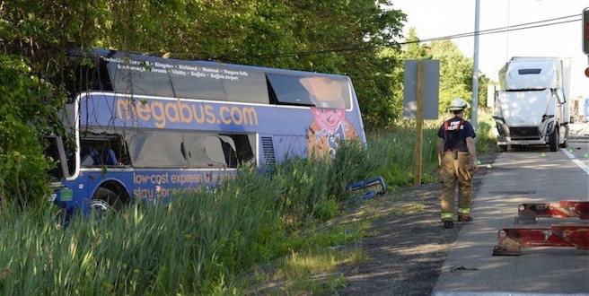 23 injured when a Megabus and truck collide on 401 : OPP (Video)