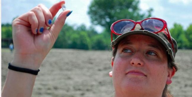 Bobbie Oskarson : Colorado woman finds 8.52 carat diamond at Arkansas park