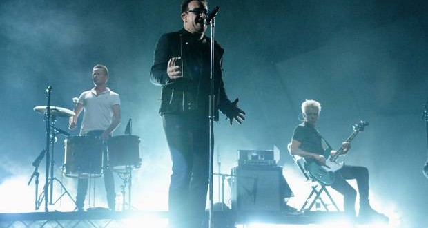 Bono’s $150 tip : U2 singer leaves waitress biggest tip of her 50-year career