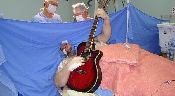 Brain Cancer Patient Plays Guitar During His Surgery (Incredible video)