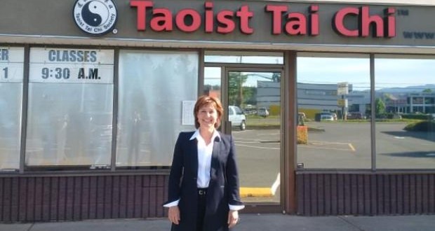 Christy Clark : BC premier criticized for tweet calling out 'yoga haters'