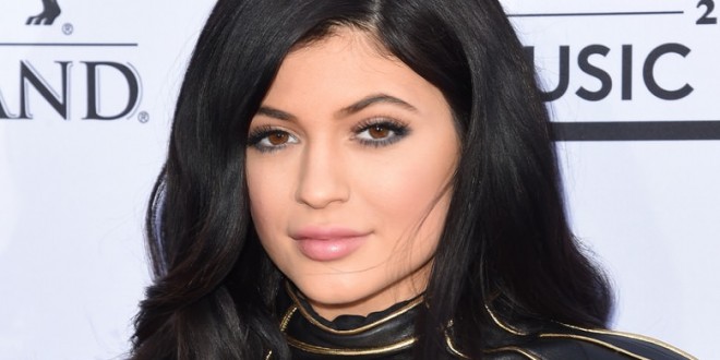 Kylie Jenner : Star Reveals When Kris Jenner Cut Her Off Financially (Video)