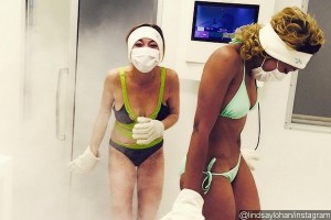 Lohan's 'cryotherapy' : Laughing LiLo strips down for ice bath