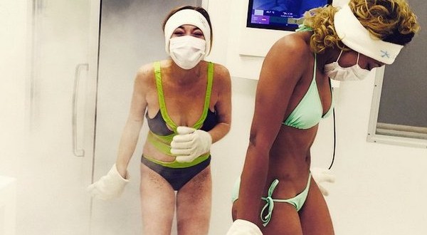 Lohan's 'cryotherapy' : Laughing LiLo strips down for ice bath