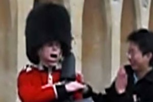 Queen's Guard Points Gun And Bayonet At Tourist Who Touches Hin (Video)