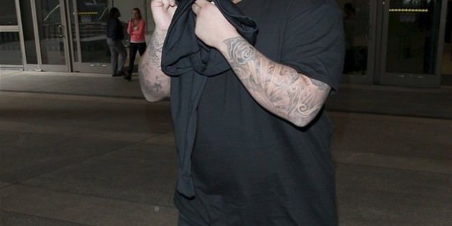 Rob Kardashian Star Photographed At In-N-Out Burger photo