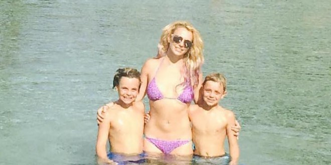 Britney Spears : Singer Shares Adorable Vacation Snap With Sons On Instagram (Photo)