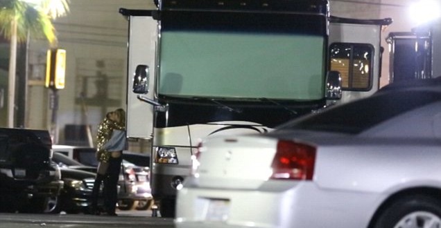 Miley kisses model? Singer Spotted Kissing Victoria’s Secret Model Stella Maxwell (Video)