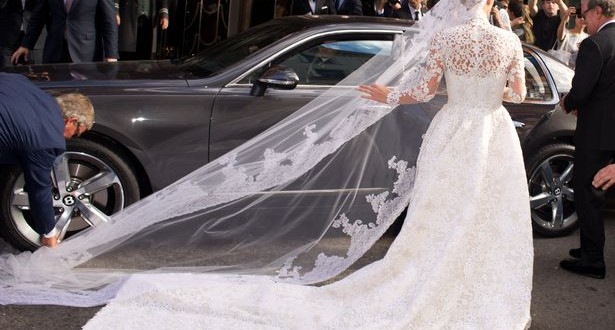 Nicky Hilton Wardrobe Malfunction Model bares butt cheeks in bizarre dress (Video) Nicky Hilton Wardrobe Malfunction Model bares butt cheeks in bizarre dress (Video)