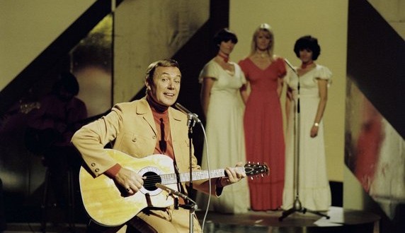 Val Doonican : Singer and TV star dies, aged 88