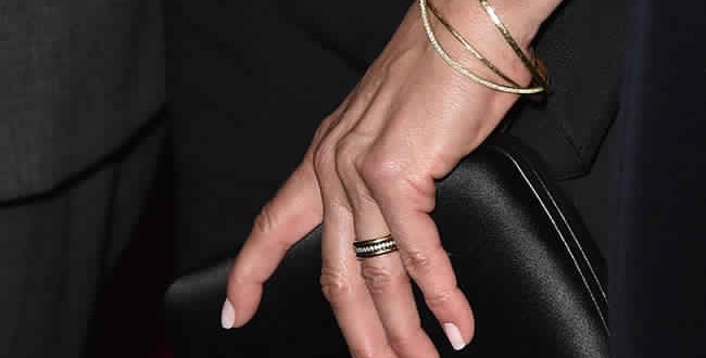 Aniston New Ring? Actress shows off wedding ring on first red carpet since secret nuptials2 Aniston New Ring? Actress shows off wedding ring on first red carpet since secret nuptials2