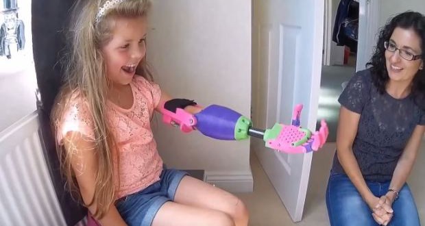Isabella : Little girl receives 3D-printed arm