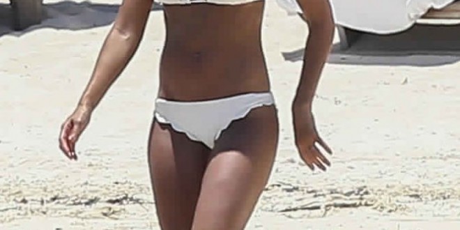 Jessica Alba – Actress in a Bikini in Cancun August 2015