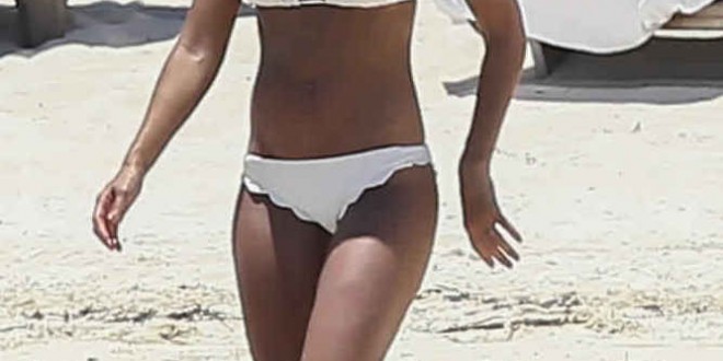 Jessica Alba in a Bikini in Cancun August 2015 photo 1