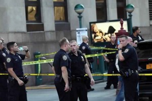Manhattan Shooting : Gunman slays guard at NYC federal building, then kills himself