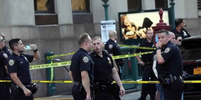 Manhattan Shooting Gunman slays guard at NYC federal building, then kills himself Manhattan Shooting Gunman slays guard at NYC federal building, then kills himself