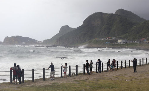 Mother, Daughter Swept To Sea : Thousands forced to flee as typhoon bears down on Taiwan ‘Video’