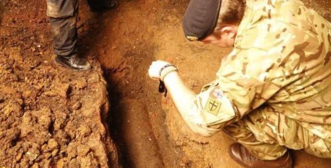 Unexploded 500 Pound World War II Bomb : Families evacuated as experts defuse WWII bomb in east London