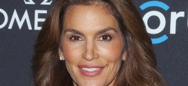 Cindy Crawford : Supermodel Covers Elle Canada, Opens Up About Leaked Unretouched Photo