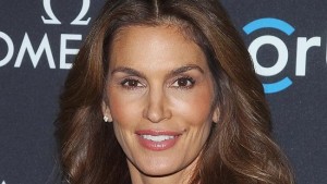 Cindy Crawford : Supermodel Covers Elle Canada, Opens Up About Leaked Unretouched Photo