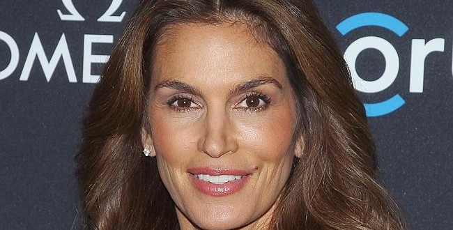 Cindy Crawford Supermodel Covers Elle Canada, Opens Up About Leaked Unretouched Photo Cindy Crawford Supermodel Covers Elle Canada, Opens Up About Leaked Unretouched Photo