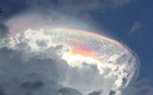 Costa Rica Cloud Formation : Amazing 'end of times' lights form among clouds over San Jose (Video)